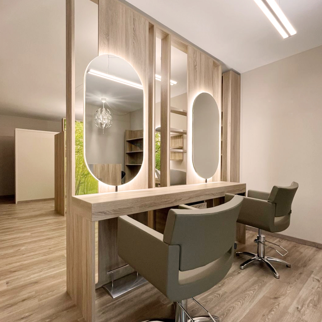 Immagine della poltrone beige nel salone nella zona stilistica